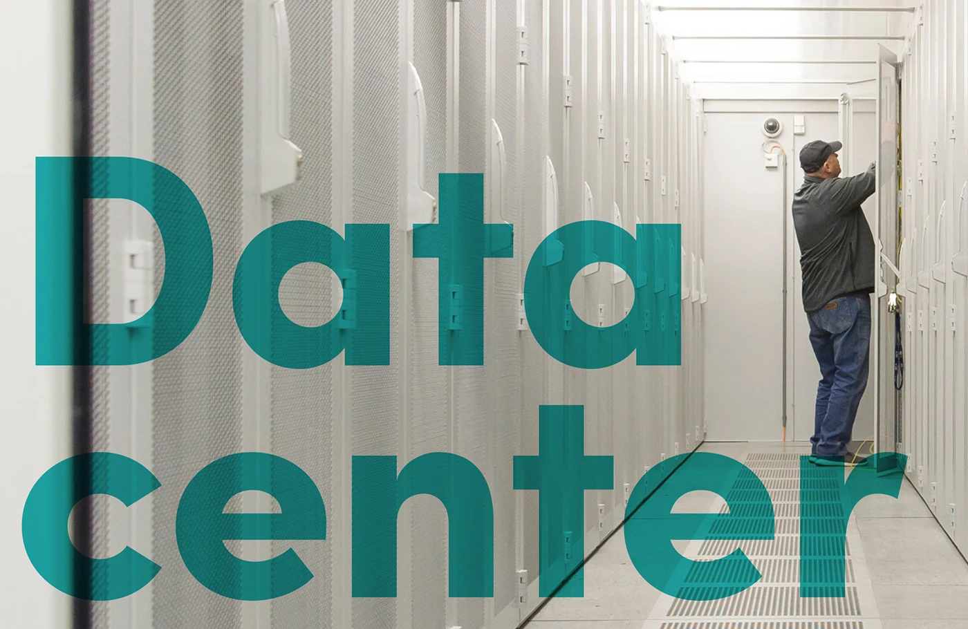 Citycom Mitarbeiter im Colocation Rechenzentrum in Graz. Schriftzug Datacenter als Overlay.
