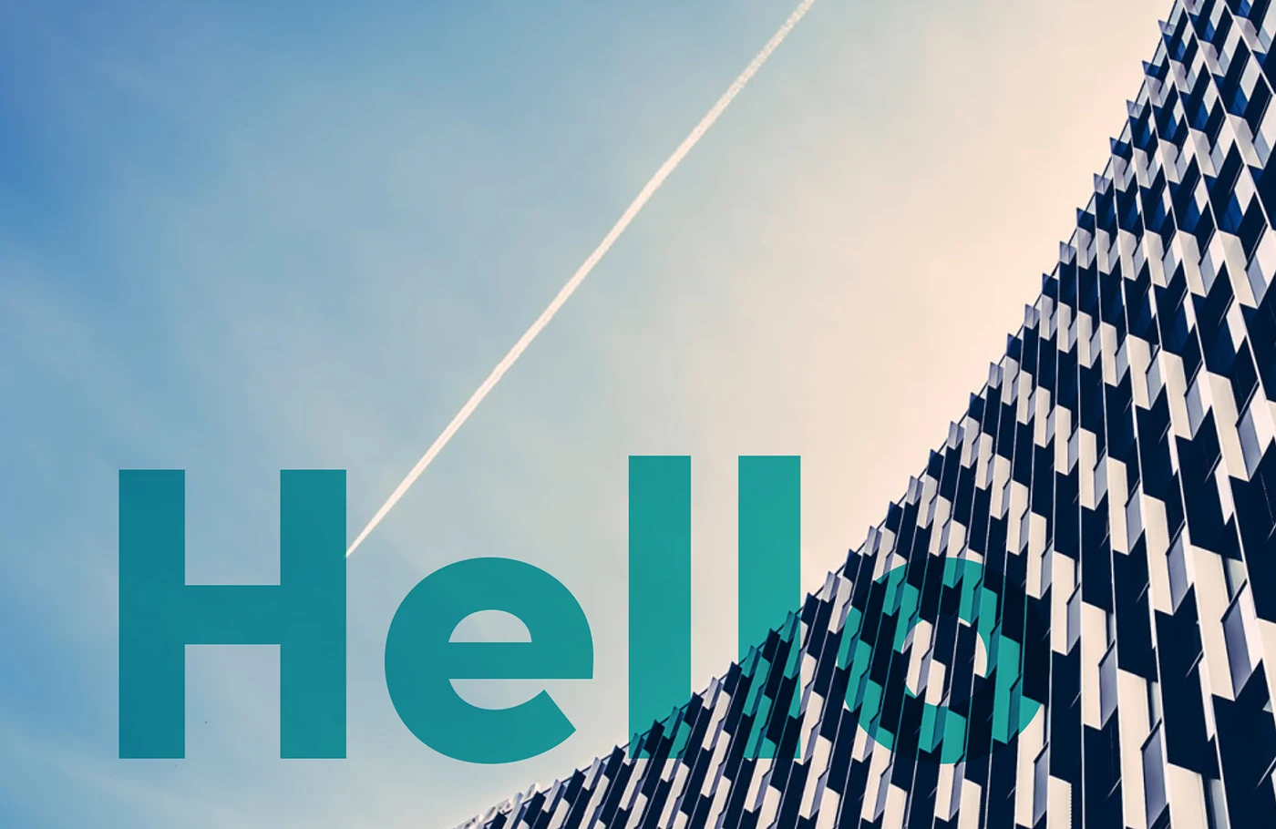 Blick entlang eines Gebäudes in den Himmel. Flugzeugspur. Schriftzug Hello als Overlay.