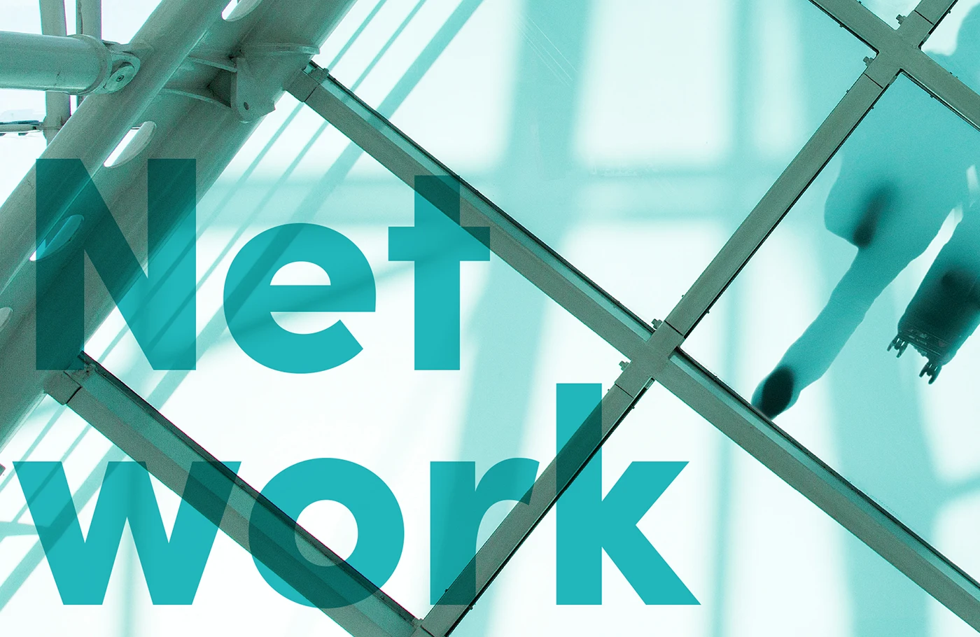 Glasbrücke von unten, Schatten der darüber gehenden Personen sichtbar. Schriftzug Network als Overlay.